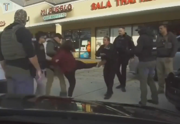 u8在线-女子踹警察被ICE特工强力摁倒！州长回应：这里不是明尼苏达