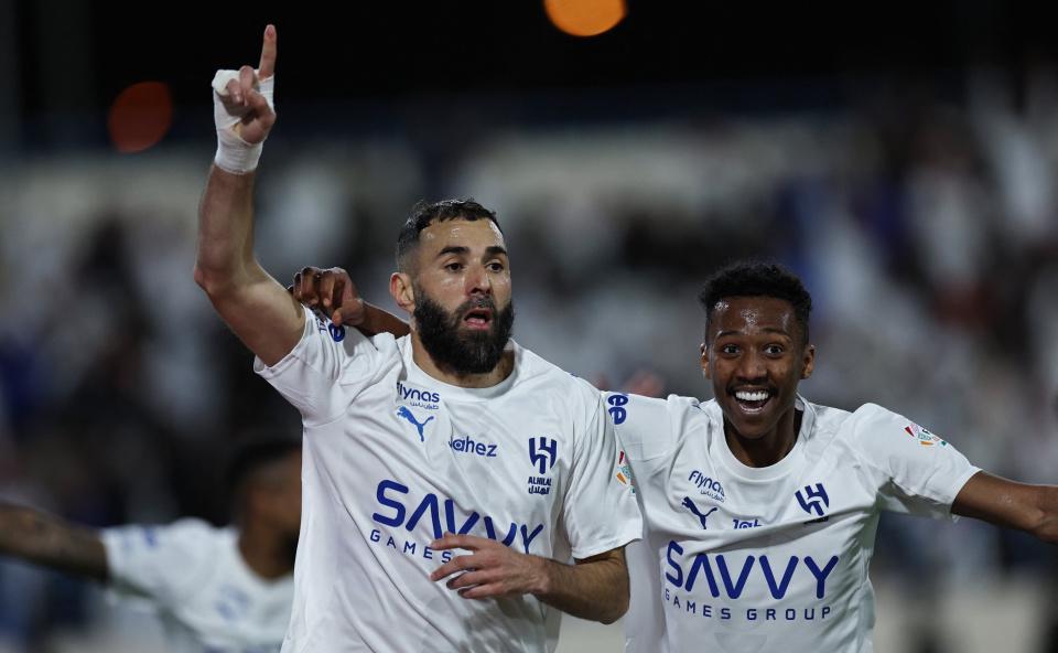 u8官网-戴帽+独造4球！38岁本泽马完美首秀：率队6-0终结3连平，3分领跑