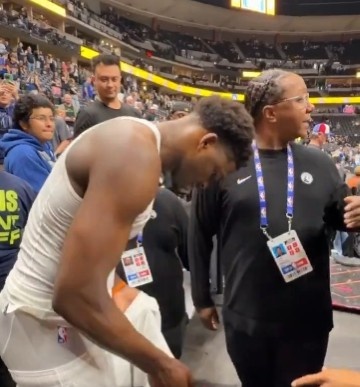 真宠粉!爱德华兹赛后送球衣&鞋&签名&合照!球裤差点脱掉